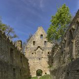 Sie gilt als frühe Verfechterin der Emanzipation und ist für ihren ganzheitlichen Blick auf die Welt nachhaltig bekannt: Hildegard von Bingen. In Rheinhessen können Reisende auf ihren Spuren wandeln und unter anderem ihre Taufkirche erkunden oder auf den Disibodenberg bei Odernheim am Glan wandern – wie es auch von Bingen damals tat. 