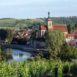 In der beschaulichen Stadt Lauffen am Neckar, von Weinreben umgeben, ist Johann Christian Friedrich Hölderlin geboren worden. An das Wirken des Dichters aus dem 18. Jahrhundert erinnern deshalb noch mehrere Orte in seiner Heimatstadt – unter anderem eine Verkehrsinsel. 