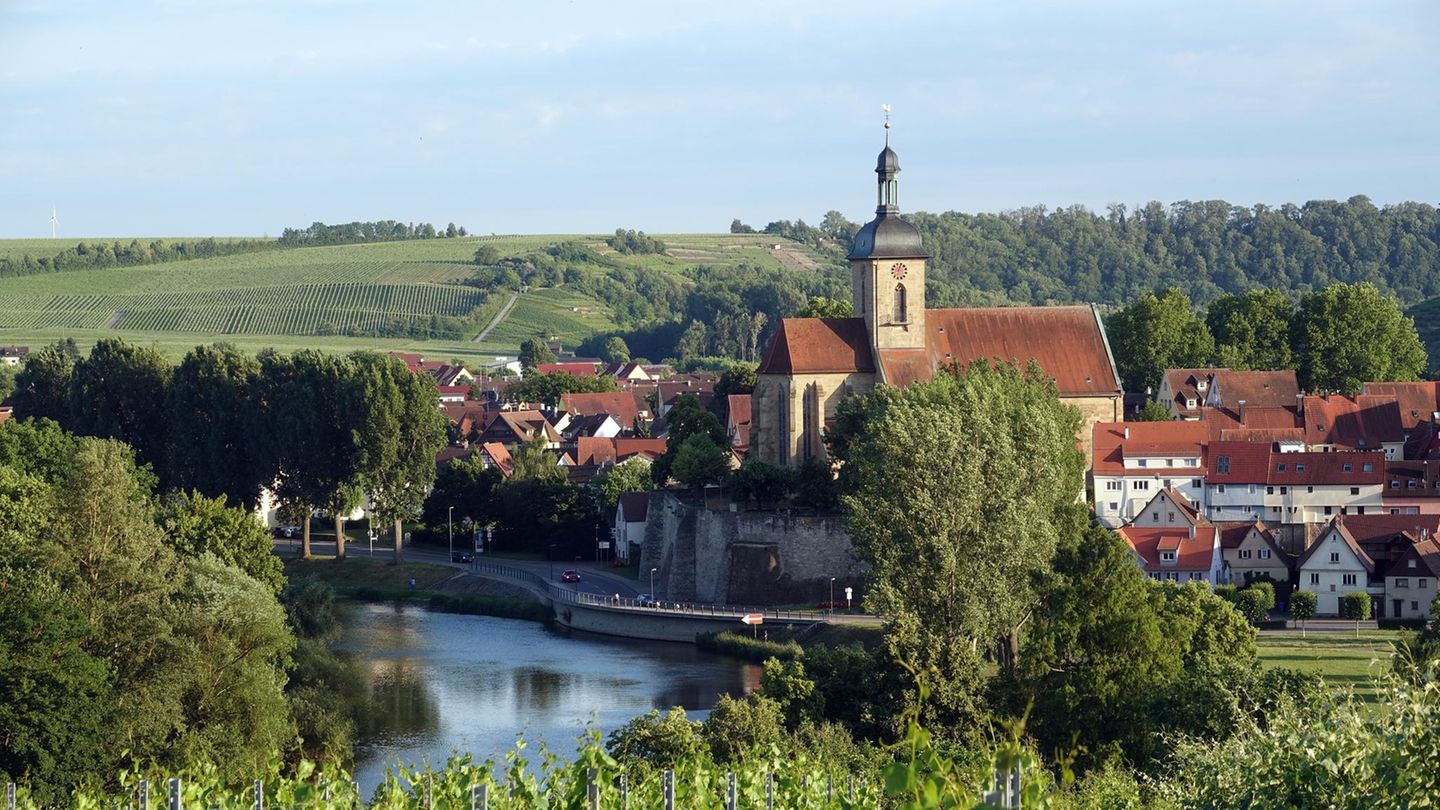 In der beschaulichen Stadt Lauffen am Neckar, von Weinreben umgeben, ist Johann Christian Friedrich Hölderlin geboren worden. An das Wirken des Dichters aus dem 18. Jahrhundert erinnern deshalb noch mehrere Orte in seiner Heimatstadt – unter anderem eine Verkehrsinsel. 