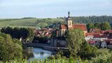 In der beschaulichen Stadt Lauffen am Neckar, von Weinreben umgeben, ist Johann Christian Friedrich Hölderlin geboren worden. An das Wirken des Dichters aus dem 18. Jahrhundert erinnern deshalb noch mehrere Orte in seiner Heimatstadt – unter anderem eine Verkehrsinsel. 