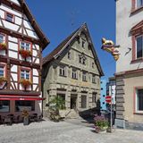 Unweit des Bodensees liegt die beschauliche Gemeinde Messkirch. Als Geburtsort von bekannten Persönlichkeiten wie dem Philosophen Martin Heidegger gilt sie als Mekka der Dichter und Denker. Kein Wunder, dass viele Orte in der Kleinstadt an Heidegger und Konsortien erinnern. 