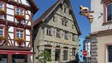 Unweit des Bodensees liegt die beschauliche Gemeinde Messkirch. Als Geburtsort von bekannten Persönlichkeiten wie dem Philosophen Martin Heidegger gilt sie als Mekka der Dichter und Denker. Kein Wunder, dass viele Orte in der Kleinstadt an Heidegger und Konsortien erinnern. 