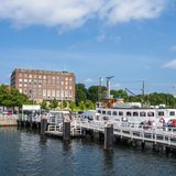 Carl Friedrich von Weizsäcker war einer der bedeutendsten Atomkernphysiker unserer Zeit. In seinem Geburtsort Kiel können Touristen zum Beispiel die ehemalige Marineakademie besuchen – heute Standort des Schleswig-Holsteinischen Landtages – auf die der Vater von Weizsäcker ging oder sich auf die Suche nach seinem ehemaligen Wohnhaus machen. 