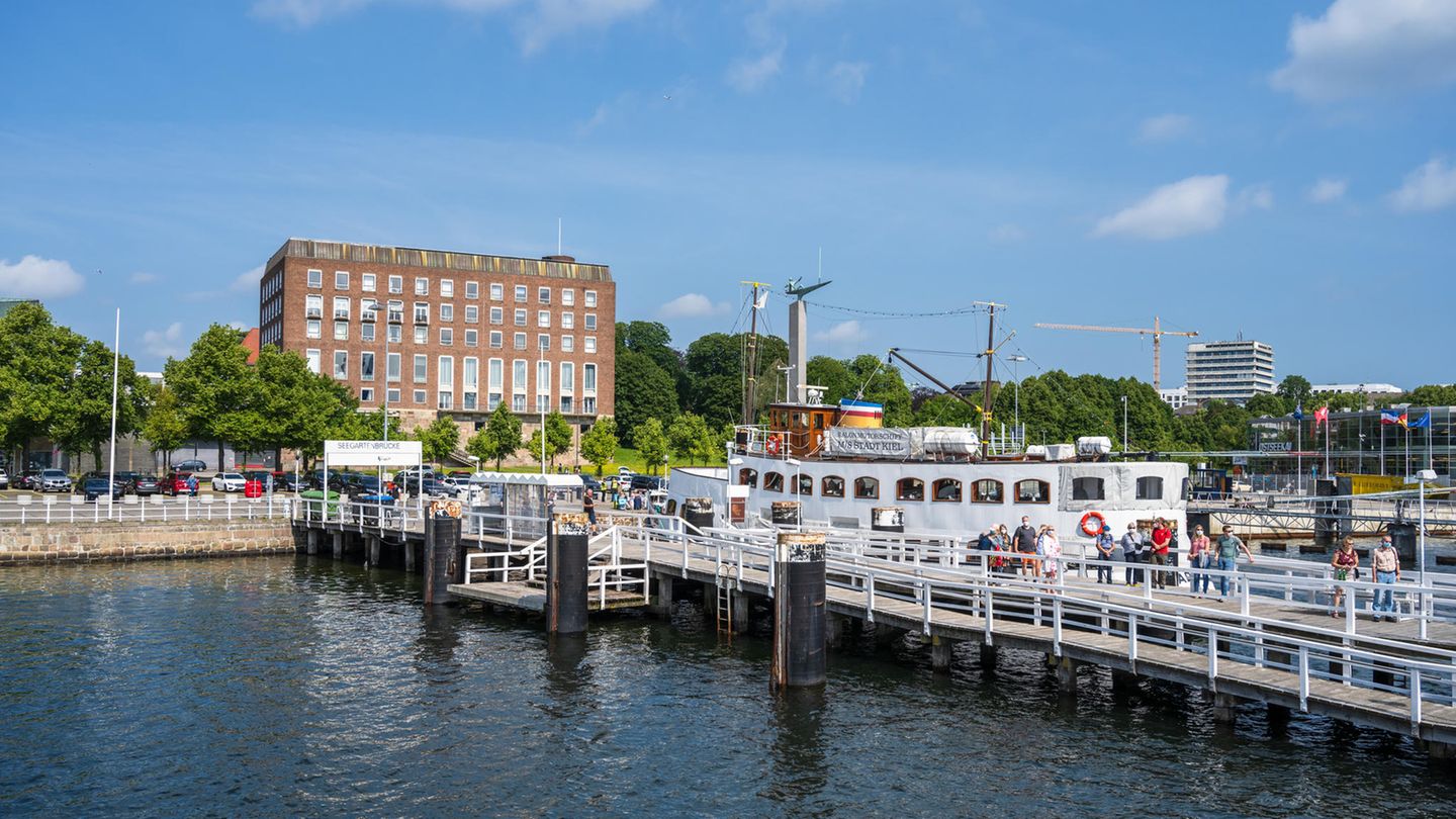 Carl Friedrich von Weizsäcker war einer der bedeutendsten Atomkernphysiker unserer Zeit. In seinem Geburtsort Kiel können Touristen zum Beispiel die ehemalige Marineakademie besuchen – heute Standort des Schleswig-Holsteinischen Landtages – auf die der Vater von Weizsäcker ging oder sich auf die Suche nach seinem ehemaligen Wohnhaus machen. 