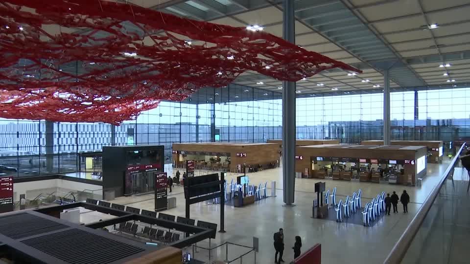 Video: Verdi kündigt für Montag Streik am Berliner Flughafen BER an