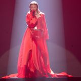 Gerade noch in der Jury von "Deutschland sucht den Superstar", schon steht Popstar Leony auf der ZDF-Bühne von Giovanni Zarrella. "Somewhere in between" performte die Sängerin in einem heißen Lack-Outfit. "Schicke Klamotten – würde mir nicht so stehen, glaube ich", lachte der Moderator hinterher. Dabei sah er seinen Bruder und seine Ehefrau Jana Ina im Publikum an – und die konnten sich ihr Lachen auch nicht verkneifen.