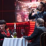 Es ist eine liebgewonnene Tradition in der "Giovanni Zarrella Show": Der Gastgeber überrascht jedes Mal Zuschauer aus dem Publikum. Es gab schon Heiratsanträge in der Live-Show, dieses Mal ging es um ein Paar, das seit 50 Jahren verheiratet ist. Renate und Michael aus Chemnitz durften im "Ristorante Da Giovanni" ein Gläschen Wein trinken, besungen vom Host höchstpersönlich. Tränen flossen, als herauskam, wer dem Paar diese Überraschung bereitet hatte. Es war die kleine Ziehenkelin.