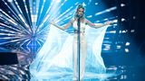 Elektrosound trifft auf Schlager: Sonia Liebing sang in einem weißen Hosenanzug mit durchsichtigem Cape "Liebe ist für alle da". 