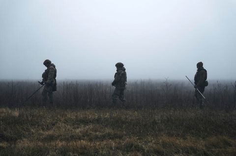 Mitglieder des ukrainischen Militärs entminen eine Straße in der Nähe von Cherson