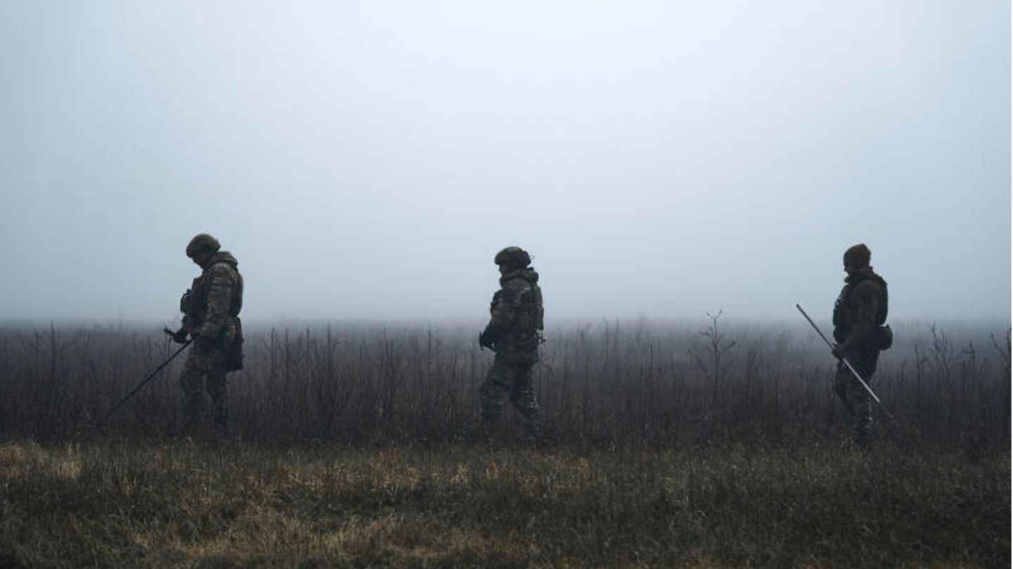 Mitglieder des ukrainischen Militärs entminen eine Straße in der Nähe von Cherson