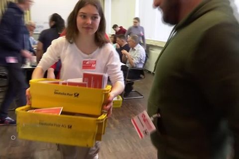 Video: Berliner SPD zählt Mitgliedervotum aus