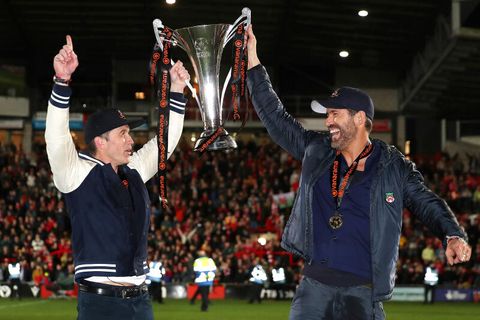 Die Eigentümer Rob McElhenne und Ryan Reynolds feiern den Aufstieg ihres Klubs AFC Wrexham