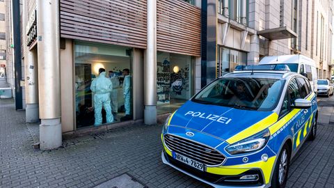 Duisburg: Nach der Attacke in einem Duisburger Fitnessstudio ist die Spurensicherung mit massivem Personal im Gebäude