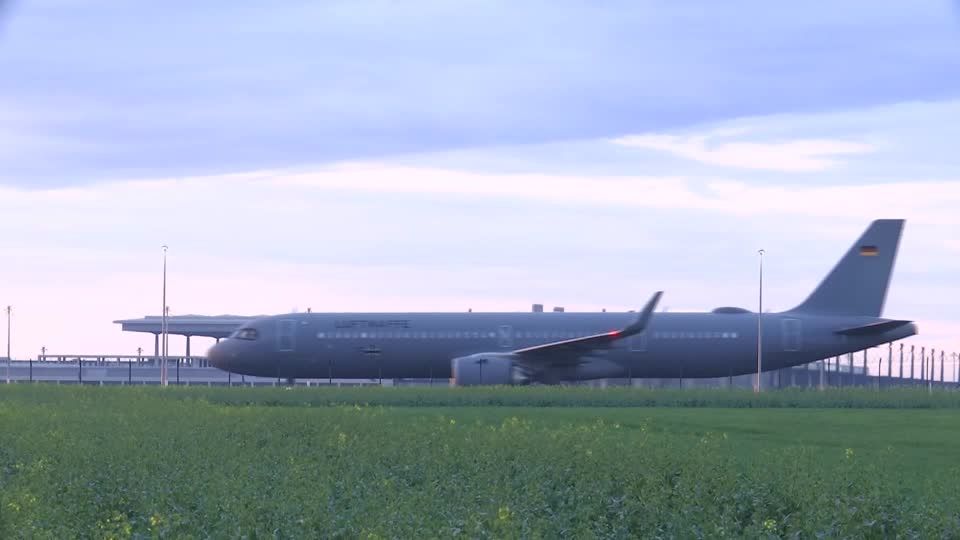 Video: Erstes Flugzeug mit Evakuierten aus dem Sudan in Berlin gelandet