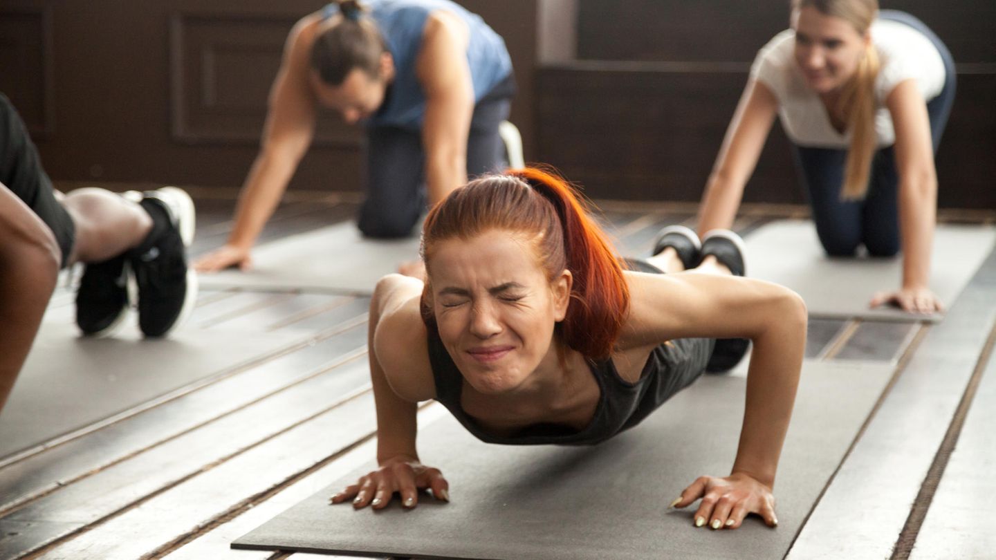 Mit Sport anfangen: Eine Gruppe Frauen macht Planks Mit Sport anfangen: Eine Gruppe Frauen macht Planks