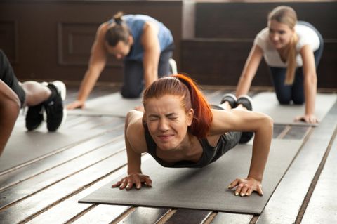 Mit Sport anfangen: Eine Gruppe Frauen macht Planks