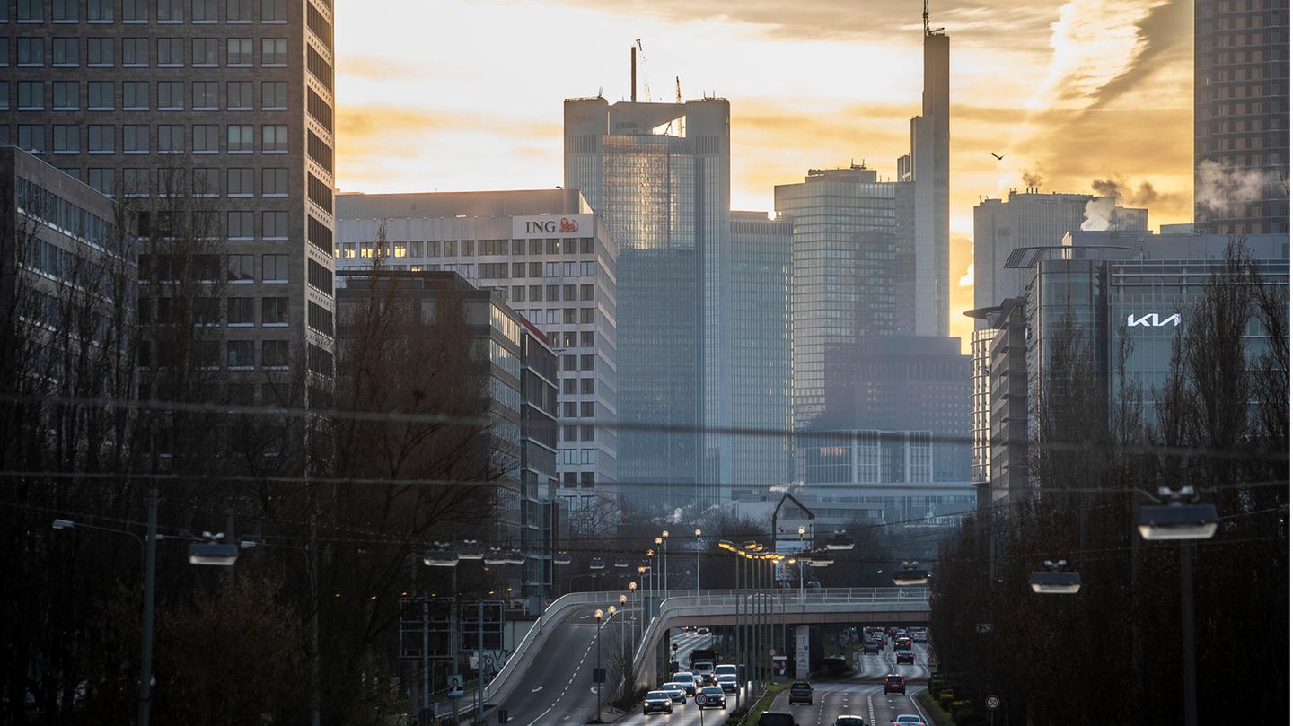 Investing in the banking crisis: 5 rules for uncertain times