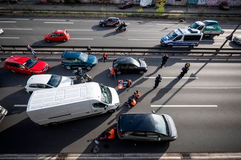 Auch auf der A103, A111 und A113 und im weiteren Stadtgebiet brauchen (Berufs-)Pendler und Autofahrer starke Nerven, denn auch dort ist die Letzte Generation nach eigenen Angaben im Einsatz. Die Polizei kontrolliert die Proteste derweil mit einem Hubschrauber aus der Luft. 20 Aktionen konnten bereits aufgelöst werden, teilt ein Sprecher dem Berliner "Tagesspiegel" mit. 15 Rettungswagen seien durch die Blockaden behindert worden.