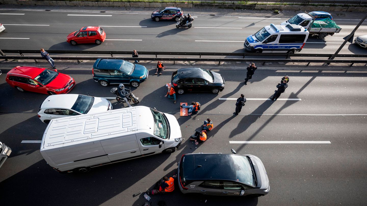 24. April: Starke Nerven für Autofahrer Auch auf der A103, A111 und A113 und im weiteren Stadtgebiet brauchen (Berufs-)Pendler und Autofahrer starke Nerven, denn auch dort ist die Letzte Generation nach eigenen Angaben im Einsatz. Die Polizei kontrolliert die Proteste derweil mit einem Hubschrauber aus der Luft. 20 Aktionen konnten bereits aufgelöst werden, teilt ein Sprecher dem Berliner "Tagesspiegel" mit. 15 Rettungswagen seien durch die Blockaden behindert worden.