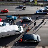 Auch auf der A103, A111 und A113 und im weiteren Stadtgebiet brauchen (Berufs-)Pendler und Autofahrer starke Nerven, denn auch dort ist die Letzte Generation nach eigenen Angaben im Einsatz. Die Polizei kontrolliert die Proteste derweil mit einem Hubschrauber aus der Luft. 20 Aktionen konnten bereits aufgelöst werden, teilt ein Sprecher dem Berliner "Tagesspiegel" mit. 15 Rettungswagen seien durch die Blockaden behindert worden.