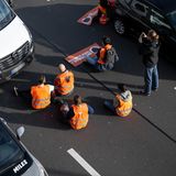 Nachdem sich die Klimaaktivisten in den ersten Tagen ihres unbefristeten Protests auf das Berliner Regierungsviertel konzentriert haben, nehmen sie den Rest der Stadt ins Visier. Zum Auftakt legen mehrere Klimaaktivisten verschiedene Autobahnen um die Hauptstadt herum lahm. Hier blockieren fünf Aktivisten die A100.