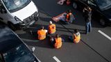 Nachdem sich die Klimaaktivisten in den ersten Tagen ihres unbefristeten Protests auf das Berliner Regierungsviertel konzentriert haben, nehmen sie den Rest der Stadt ins Visier. Zum Auftakt legen mehrere Klimaaktivisten verschiedene Autobahnen um die Hauptstadt herum lahm. Hier blockieren fünf Aktivisten die A100.