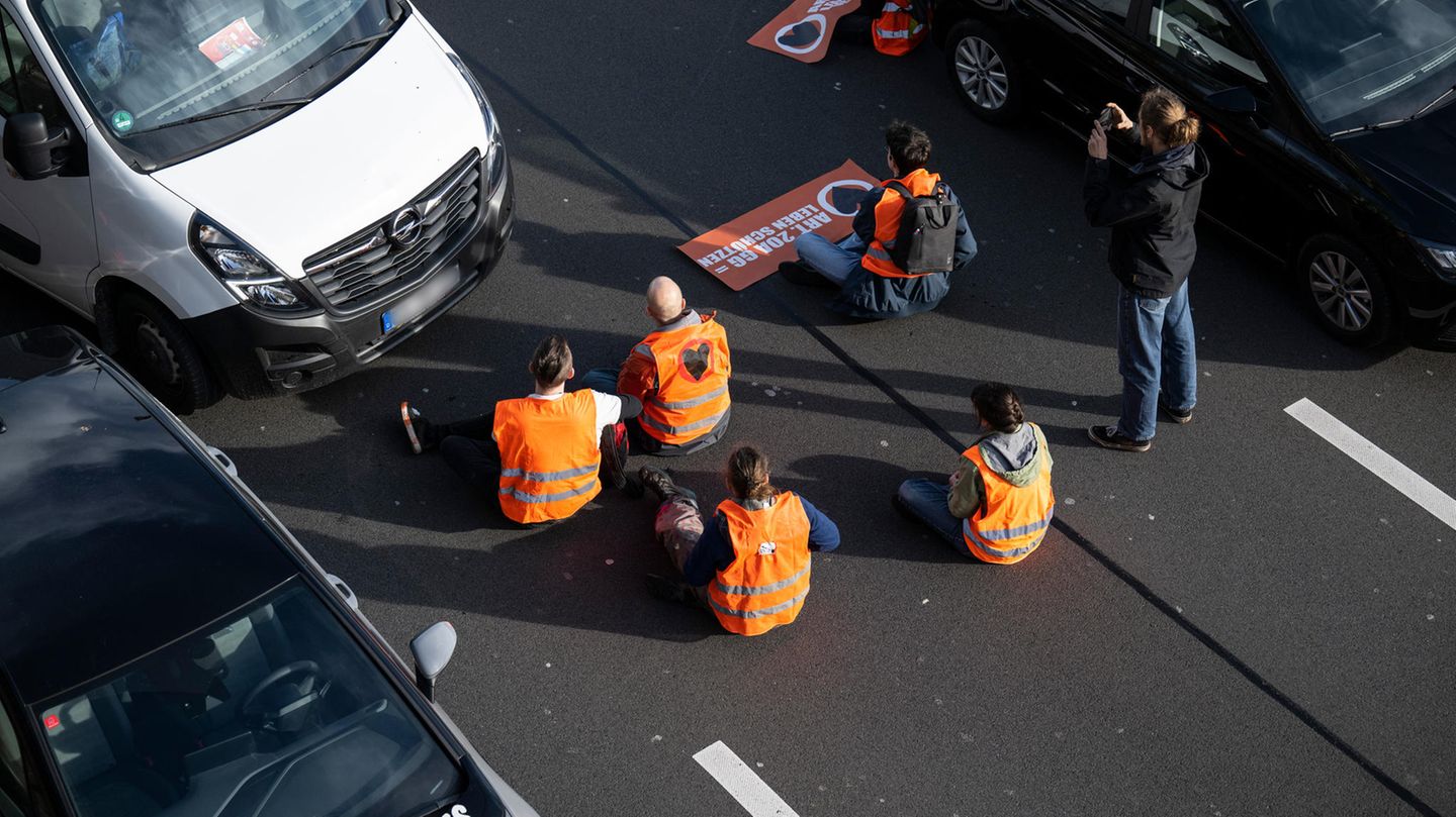 24. April: Chaos auf der Autobahn Nachdem sich die Klimaaktivisten in den ersten Tagen ihres unbefristeten Protests auf das Berliner Regierungsviertel konzentriert haben, nehmen sie den Rest der Stadt ins Visier. Zum Auftakt legen mehrere Klimaaktivisten verschiedene Autobahnen um die Hauptstadt herum lahm. Hier blockieren fünf Aktivisten die A100.