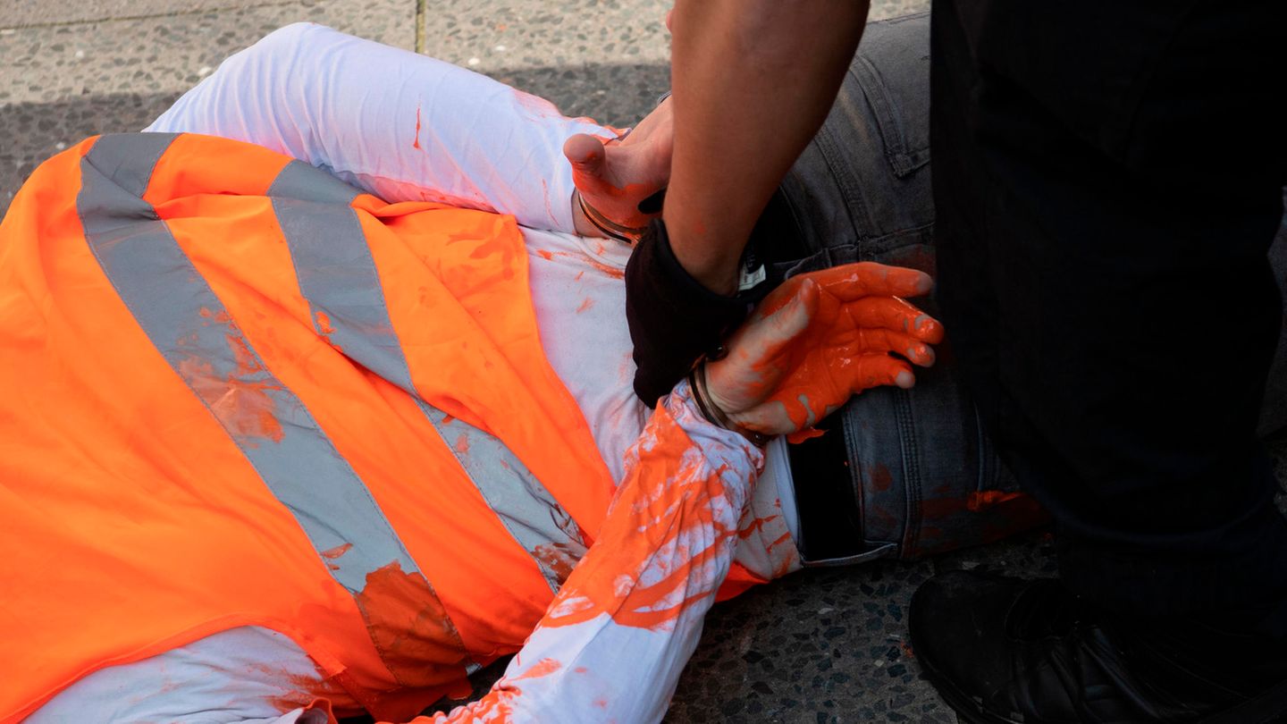22. April: Festgenommen Die Reaktion der Behörden lässt nicht lange auf sich warten: Für das Besprühen der Prada-Filiale wird ein Klimaaktivist von Polizeibeamten festgenommen. Die sind bereits vorbereitet, teilt die Polizei in Berlin dem stern auf Anfrage mit. Plätze und Orte, die bereits Ziel der Klimaaktivisten waren oder von Interesse sein könnten, würden von Einsatzkräften besetzt, um mögliche Blockadeaktionen zu verhindern oder aufzulösen. "Dabei rechnet die Polizei Berlin auch damit, Platzverweise aussprechen, Freiheitsbeschränkungen durchführen oder unter Umständen Zwang anwenden zu müssen."