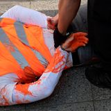 Die Reaktion der Behörden lässt nicht lange auf sich warten: Für das Besprühen der Prada-Filiale wird ein Klimaaktivist von Polizeibeamten festgenommen. Die sind bereits vorbereitet, teilt die Polizei in Berlin dem stern auf Anfrage mit. Plätze und Orte, die bereits Ziel der Klimaaktivisten waren oder von Interesse sein könnten, würden von Einsatzkräften besetzt, um mögliche Blockadeaktionen zu verhindern oder aufzulösen. "Dabei rechnet die Polizei Berlin auch damit, Platzverweise aussprechen, Freiheitsbeschränkungen durchführen oder unter Umständen Zwang anwenden zu müssen."