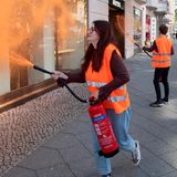 Am Kurfürstendamm in Berlin tauchen Klimaaktivisten der Letzten Generation die Fassade des Luxusgeschäfts Prada in organgene Farbe. "Die reichsten Deutschen emittieren tausendmal so viele Treibhausgase wie der Durchschnitt", kritisieren die Aktivisten in einer Mitteilung. Die "einfache Bevölkerung" müsse "die Konsequenzen tragen", während sich die Verursacher noch lange Zeit freikaufen könnten.