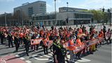 Am Freitag trommelt die Letzte Generation ihre Mitstreiter für einen Protestmarsch zum Brandenburger Tor zusammen. Zentrales Anliegen: ein Gesellschaftsrat. In dem Gremium sollen Bürger Päne erarbeiten, um "die Zerstörung unserer Lebensgrundlage" zu stoppen. Gleichzeitig wird bekannt, dass sich Bundesverkehrsminister Volker Wissing (FDP) am 2. Mai mit den Aktivisten zu Gesprächen treffen möchte. Nach Angaben der Bewegung ist Wissing der erste Minister, der öffentlich auf ein Gesprächsangebot der Aktivisten eingeht. Diese hatten ihn zuvor mehrfach auf unterschiedlichen Kanälen dazu aufgefordert.