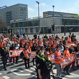 Am Freitag trommelt die Letzte Generation ihre Mitstreiter für einen Protestmarsch zum Brandenburger Tor zusammen. Zentrales Anliegen: ein Gesellschaftsrat. In dem Gremium sollen Bürger Päne erarbeiten, um "die Zerstörung unserer Lebensgrundlage" zu stoppen. Gleichzeitig wird bekannt, dass sich Bundesverkehrsminister Volker Wissing (FDP) am 2. Mai mit den Aktivisten zu Gesprächen treffen möchte. Nach Angaben der Bewegung ist Wissing der erste Minister, der öffentlich auf ein Gesprächsangebot der Aktivisten eingeht. Diese hatten ihn zuvor mehrfach auf unterschiedlichen Kanälen dazu aufgefordert.