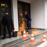 Neben klebrigen Handabdrücken hinterlassen die Klimaaktivisten ihre Marke auch in orangerner Farbe, wie hier an der Tür der Bolle-Festsäle. Dort findet jährlich ein Treffen des Verbandes der Familienunternehmer statt. Er versteht sich als politische Interessenvertretung von 180.000 Familienunternehmern in Deutschland, die acht Millionen sozialversicherungspflichtige Mitarbeiter beschäftigen.