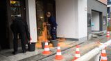 Neben klebrigen Handabdrücken hinterlassen die Klimaaktivisten ihre Marke auch in orangerner Farbe, wie hier an der Tür der Bolle-Festsäle. Dort findet jährlich ein Treffen des Verbandes der Familienunternehmer statt. Er versteht sich als politische Interessenvertretung von 180.000 Familienunternehmern in Deutschland, die acht Millionen sozialversicherungspflichtige Mitarbeiter beschäftigen.