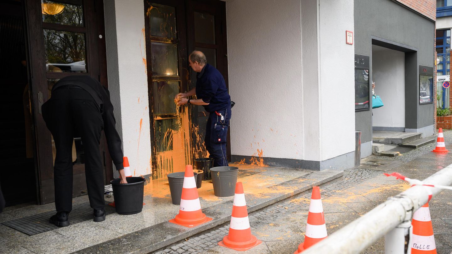20. April: Farbanschlag Neben klebrigen Handabdrücken hinterlassen die Klimaaktivisten ihre Marke auch in orangerner Farbe, wie hier an der Tür der Bolle-Festsäle. Dort findet jährlich ein Treffen des Verbandes der Familienunternehmer statt. Er versteht sich als politische Interessenvertretung von 180.000 Familienunternehmern in Deutschland, die acht Millionen sozialversicherungspflichtige Mitarbeiter beschäftigen.
