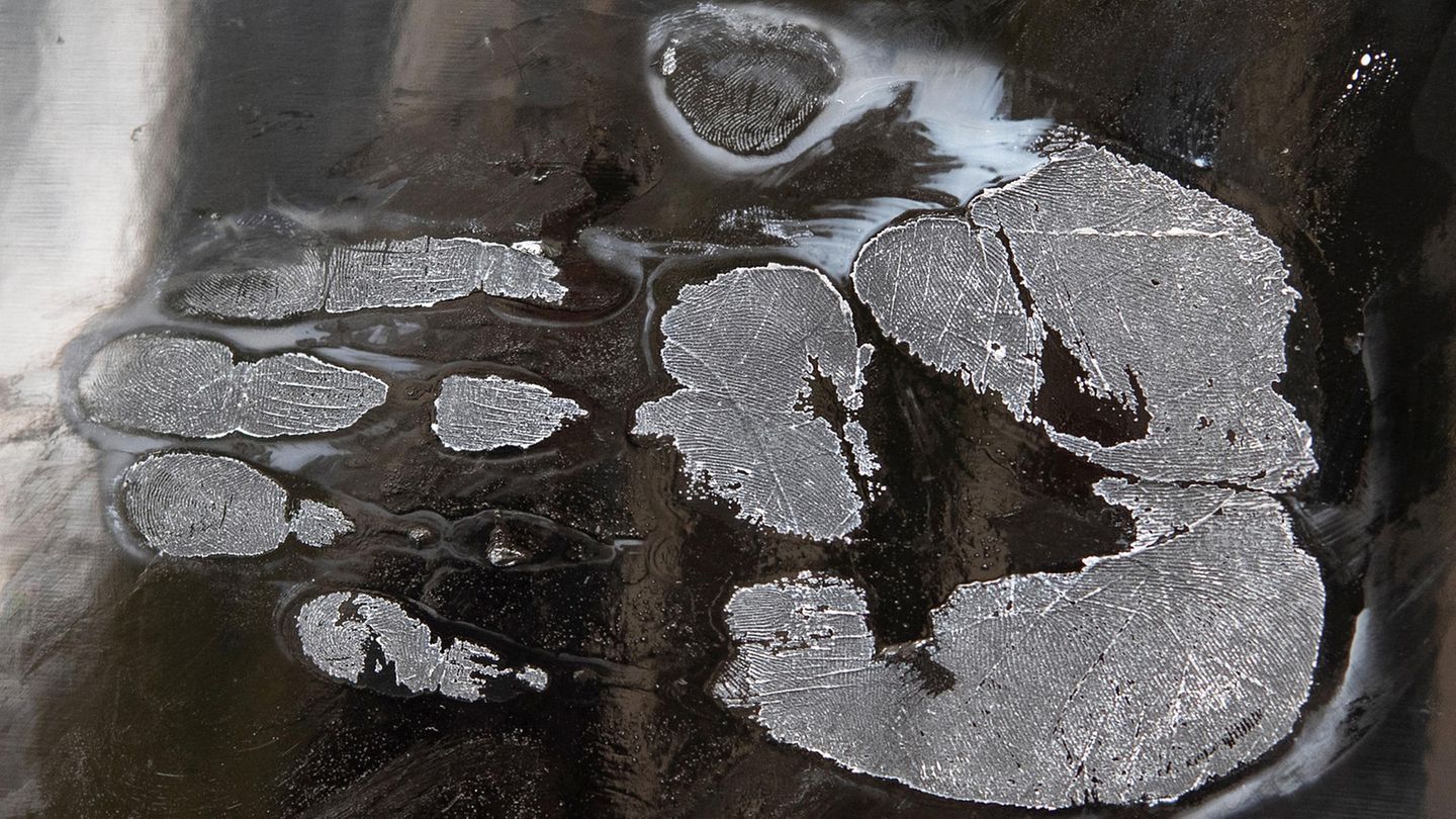 20. April: Klebrige Spuren Ein Handabdruck eines Klimaaktivisten ziert einen Reisebus. Wie die Protestaktionen der Letzten Generation genau aussehen werden, ließ die Bewegung von Beginn an offen. Zu rechnen ist allerdings mit Störaktionen wie Klebeaktionen auf Hauptstraßen, Kreuzungen und Autobahnen. Aber alles im Sinne des friedlichen zivilen Ungehorsams, wie die Aktivisten betonen.