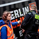 Polizisten lösen zwei Klimaaktivisten, die sich an einem Reisebus in Berlin festgeklebt haben. Nach Angaben der Bewegung haben sich ungefähr 800 Personen aus ganz Deutschland zum Protest in Berlin angemeldet. Die Störaktionen konzentrieren sich zunächst auf das Regierungsviertel, bevor sich die Aktivisten in der ganzen Stadt verteilen.