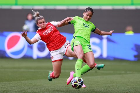 Arsenals Laura Wienroitheim Zweikampf mit Wolfsburgs Sveindis Jane Jonsdottir