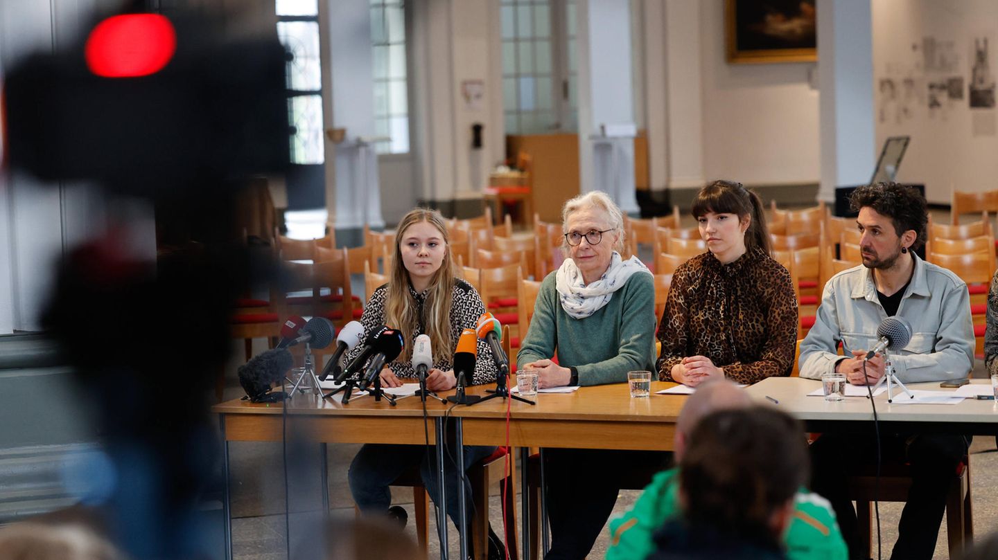 18. April: Letzte Generation präsentiert Protest-Plan Wahrscheinlich sollte es eine Überraschung werden, doch dabei war die eigentliche Nachricht bereits seit Wochen durchgesickert: Die Letzte Generation will Berlin lahmlegen. Am 18. April teilen die Aktivisten ihre Pläne der Öffentlichkeit mit: Mit friedlichem Widerstand wollen sie die Regierung zu mehr Klimafreundlichkeit zwingen. Die Berliner sollen sich auf "alle Formen des friedlichen Protests" gefasst machen – so lange, bis die Bundesregierung den Forderungen der Aktivisten nachkommt.
