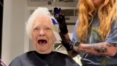 Lachattacke geht viral: Oma lacht sich über ihre neue bunte Frisur kaputt