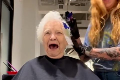 Lachattacke geht viral: Oma lacht sich über ihre neue bunte Frisur kaputt