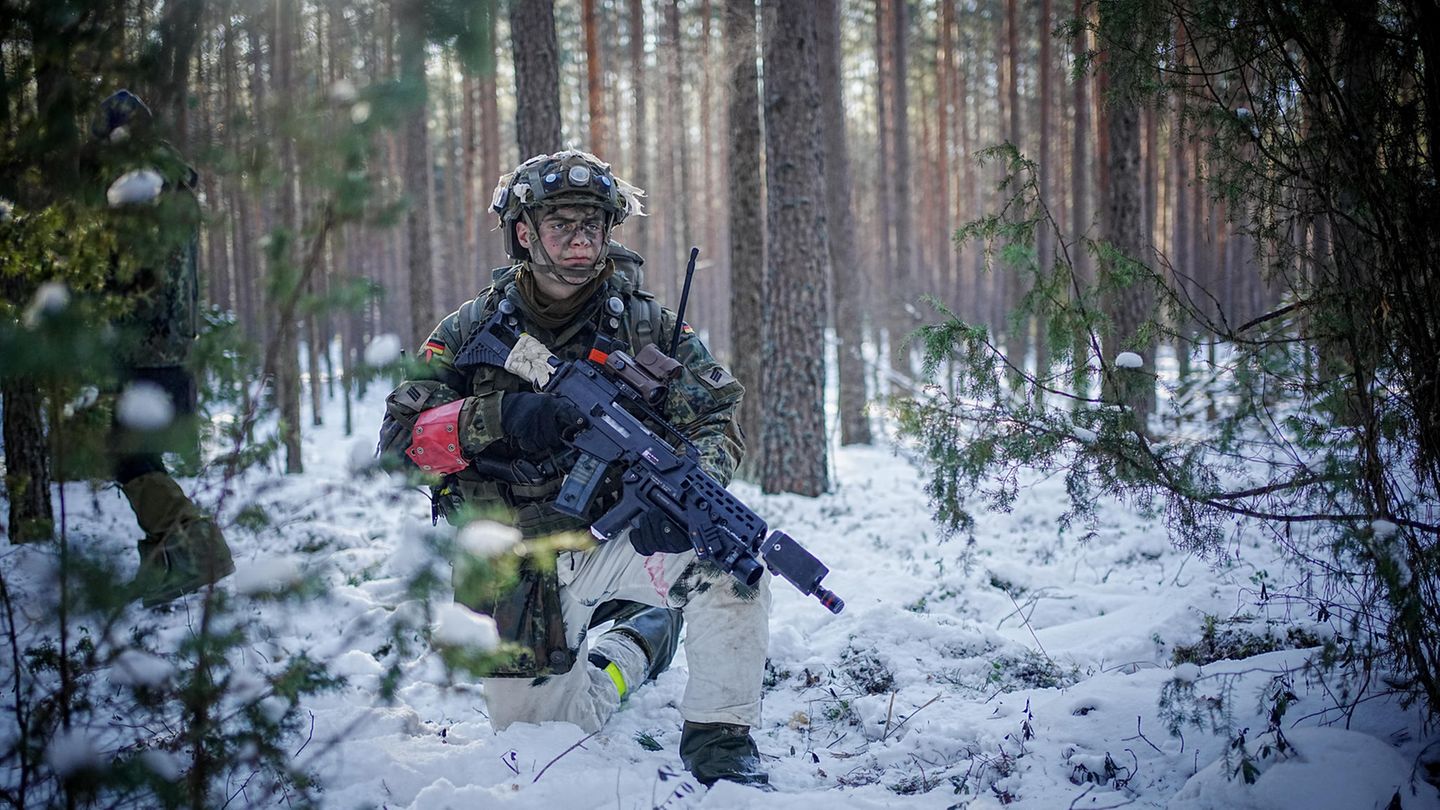 Platz 7: Deutschland Deutschland hat 2022 2,3 Prozent mehr für die Bundeswehr ausgegeben: insgesamt 55,8 Milliarden Dollar. Mit Blick auf das ausgewiesene Sondervermögen für die Bundeswehr in Höhe von 100 Milliarden Euro rechnet Sipri mit einem erheblichen Anstieg der deutschen Militärausgaben in den kommenden Jahren.