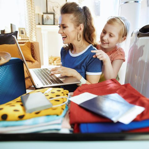 Frau und Tochter buchen Reise