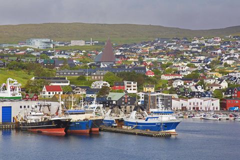 Fischerboote im Hafen von Torshavn, Hauptstadt und größte Stadt der Färöer-Inseln