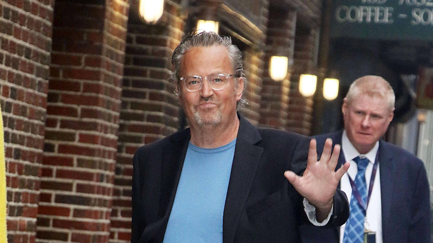 Matthew Perry winkt den Fans