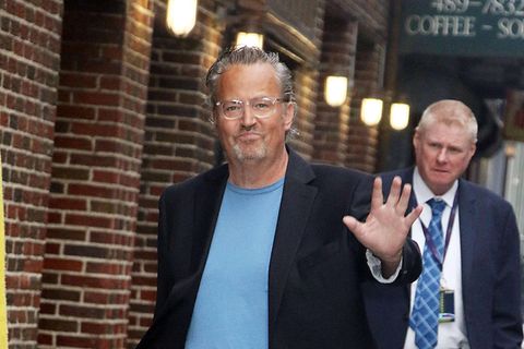 Matthew Perry winkt den Fans