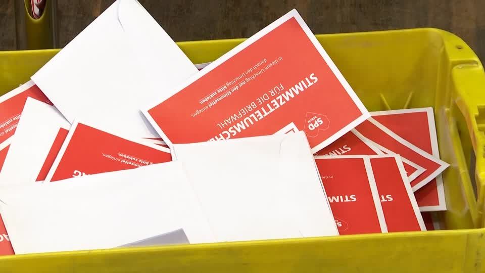 Video: Berliner SPD-Mitglieder stimmen für Schwarz-Rot