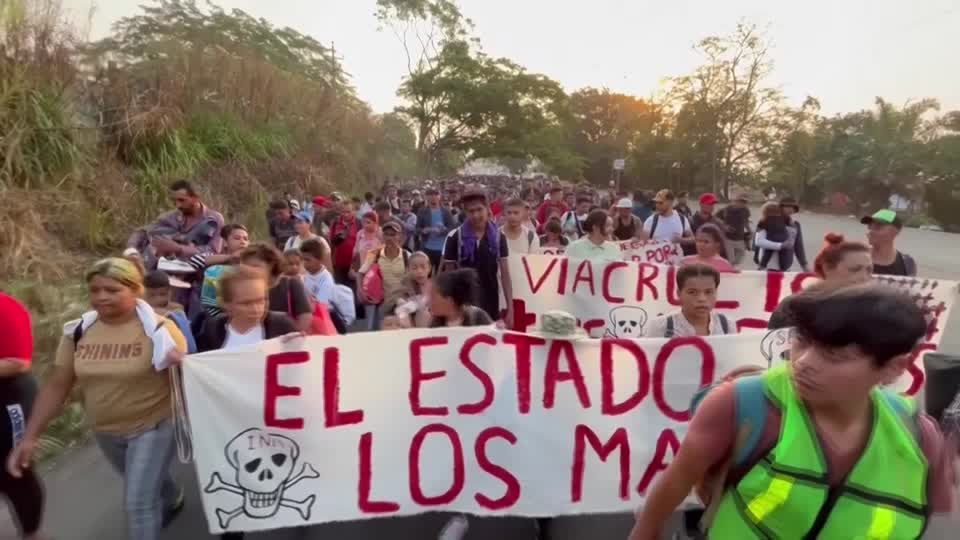 Video: Tausende Flüchtlinge marschieren Richtung Mexiko-Stadt