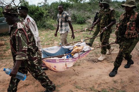 Kenia: Sicherheitskräfte tragen einen geretteten jungen Menschen aus dem Wald in Shakahola