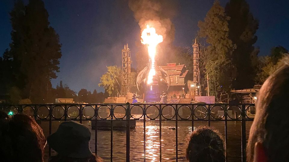 USA: Riesiger Disneyland-Drache geht in Flammen auf (Video) USA: Riesiger Disneyland-Drache geht in Flammen auf (Video)